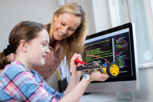 Pige arbejder med robot i digital teknologiforståelse