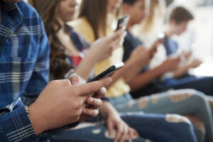 Gymnasieelever med mobiltelefoner